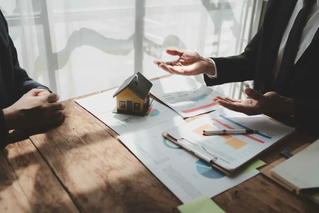 Консултация при продажба на имот с ипотека – обсъждане на документи и условия