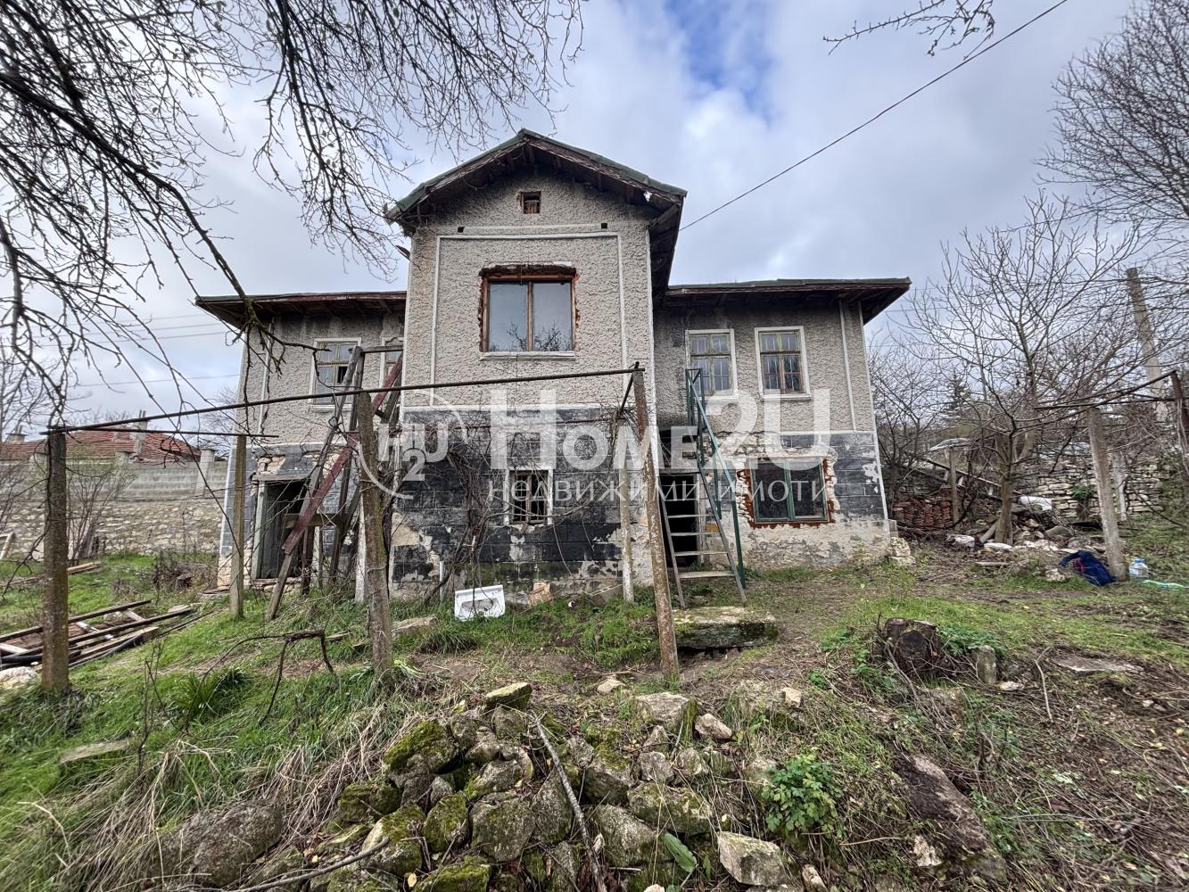 🏠 Къща с двор в центъра на с. Ботево