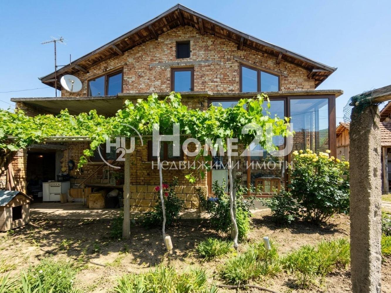 DETACHED TWO-STOREY HOUSE! FURNISHED FIRST FLOOR