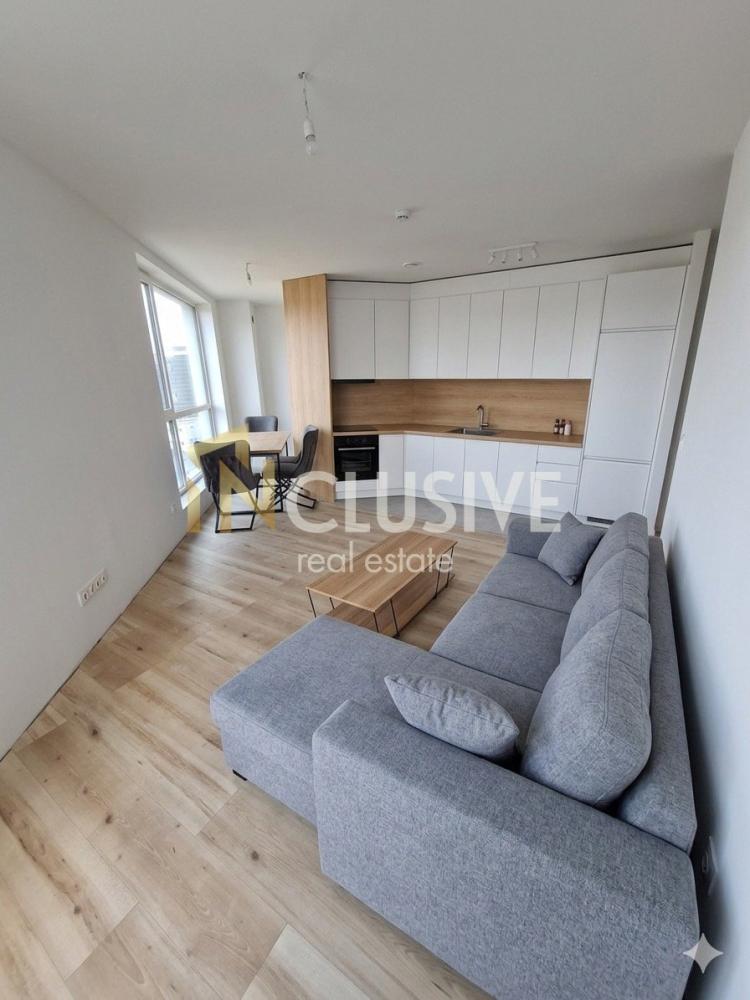 MIDDLE FLOOR!!! FURNISHED!!! OPTION FOR A PARKING SPACE!!!
