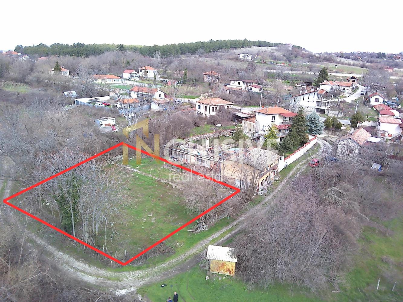 ПАРЦЕЛ В РЕГУЛАЦИЯ 1064 КВ.М | КВ. ПАСТУША | ПЕРУЩИЦА