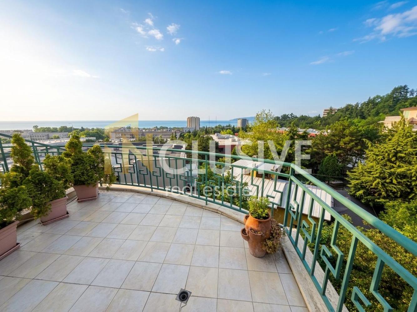 Three-room duplex in the Briz neighborhood with sea panorama and parking space