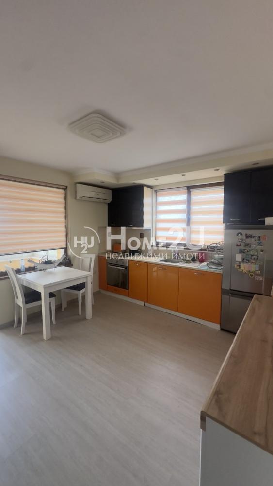 Multi-room property with two adjoining apartments and a garage!