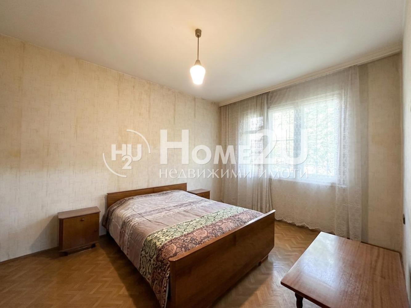 Real square footage! Four separate rooms! Studenets Park! 10 min. walk from Youth Hill!!