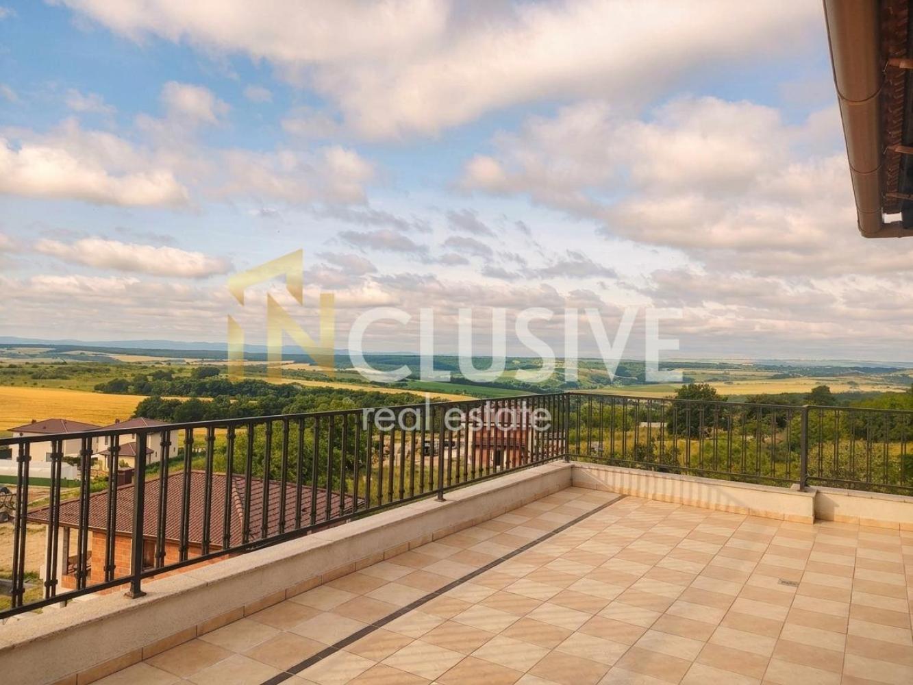Three-room apartment in a gated complex with a pool and panoramic terrace in Priselsi village