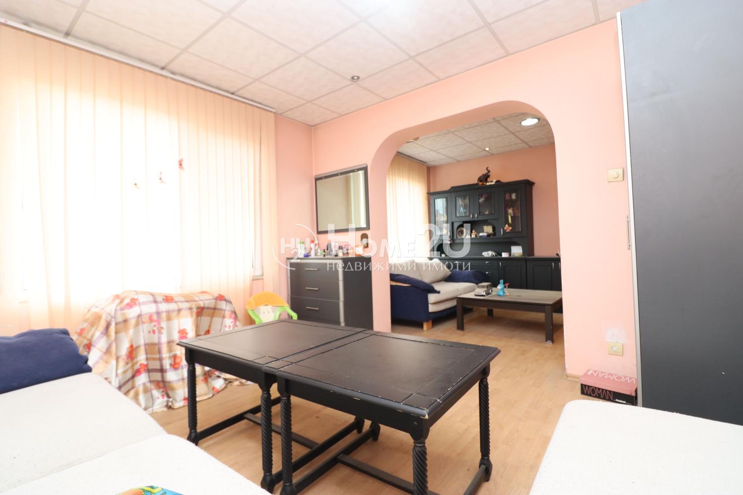 Floor of a House with a Separate Entrance! Four Separate Rooms! Semi-basement Room + Private Bathroom!