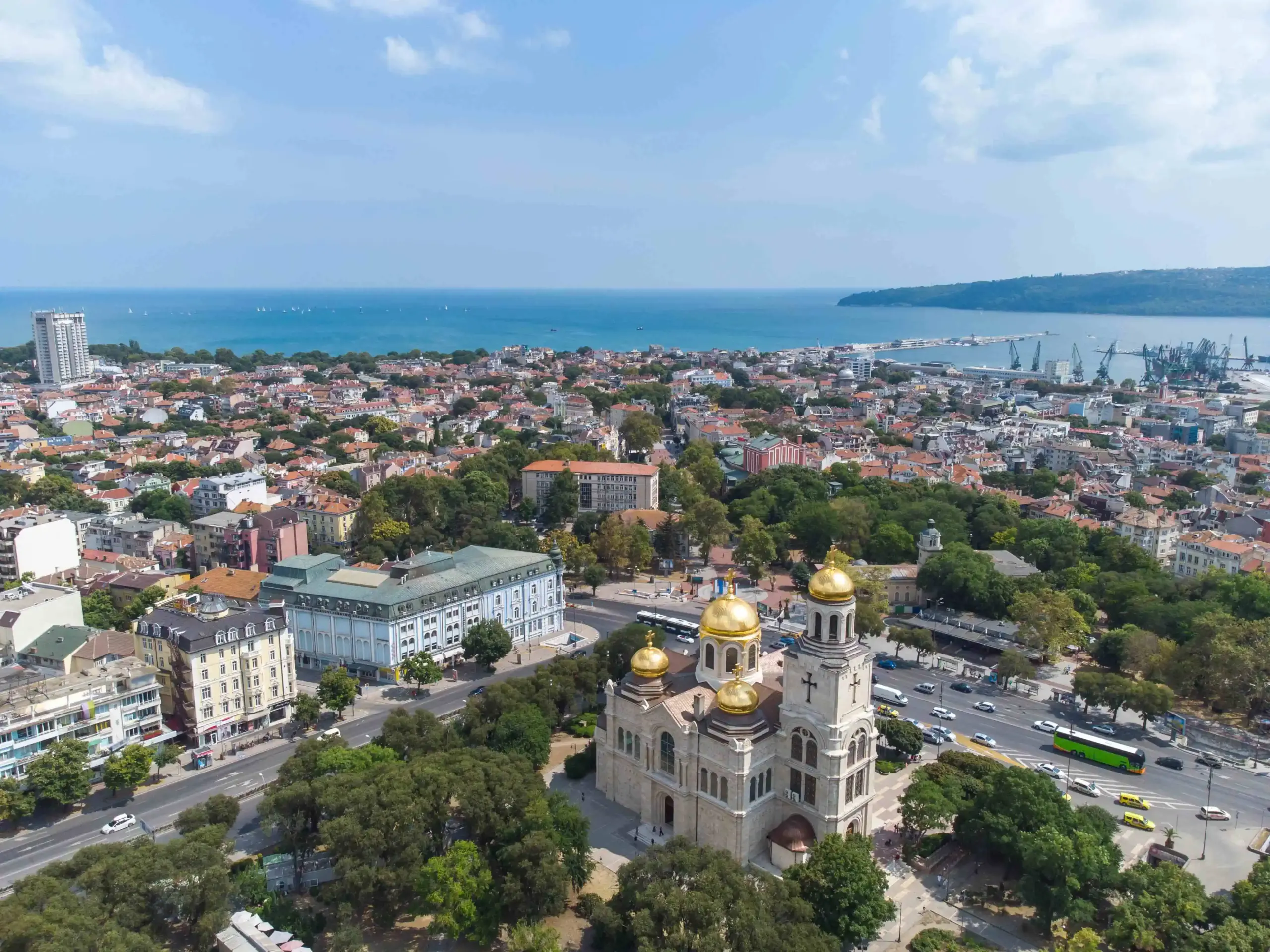 Панорамна гледка към Варна и Черно море