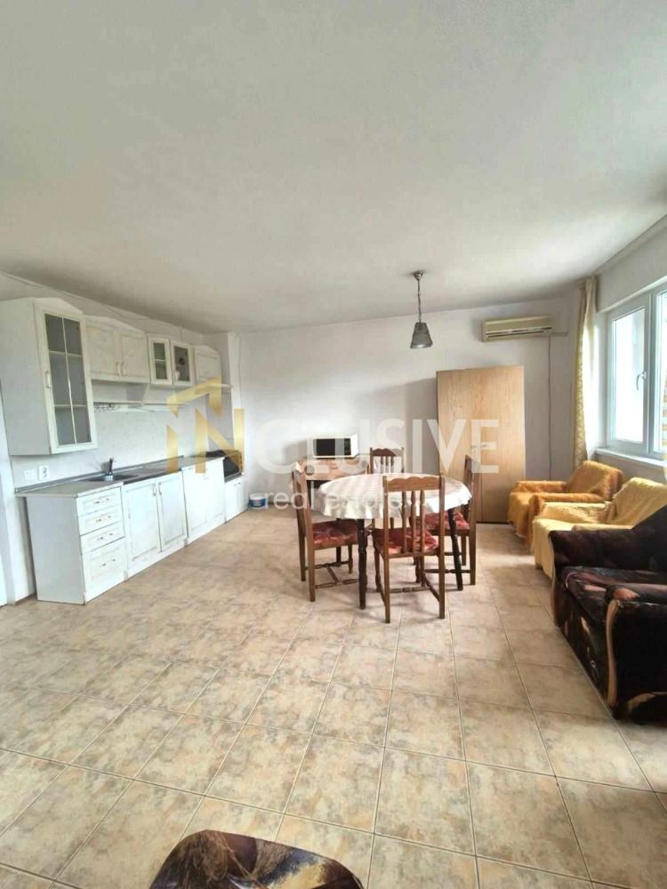 Three-room spacious and bright apartment!!! In a building with an elevator!!! Walking distance from the Sea Garden