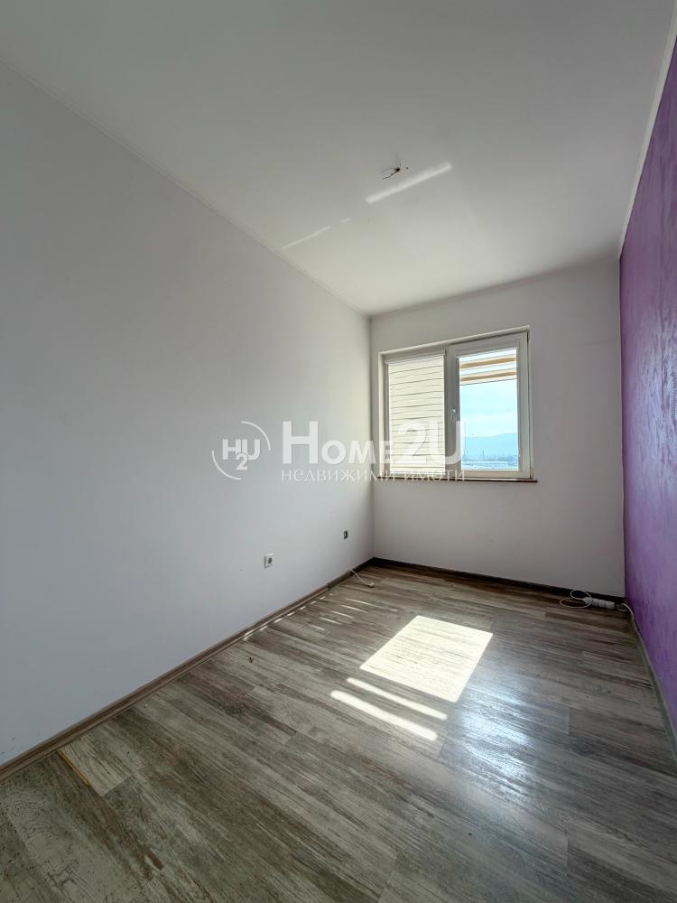South-facing! Three-room apartment!