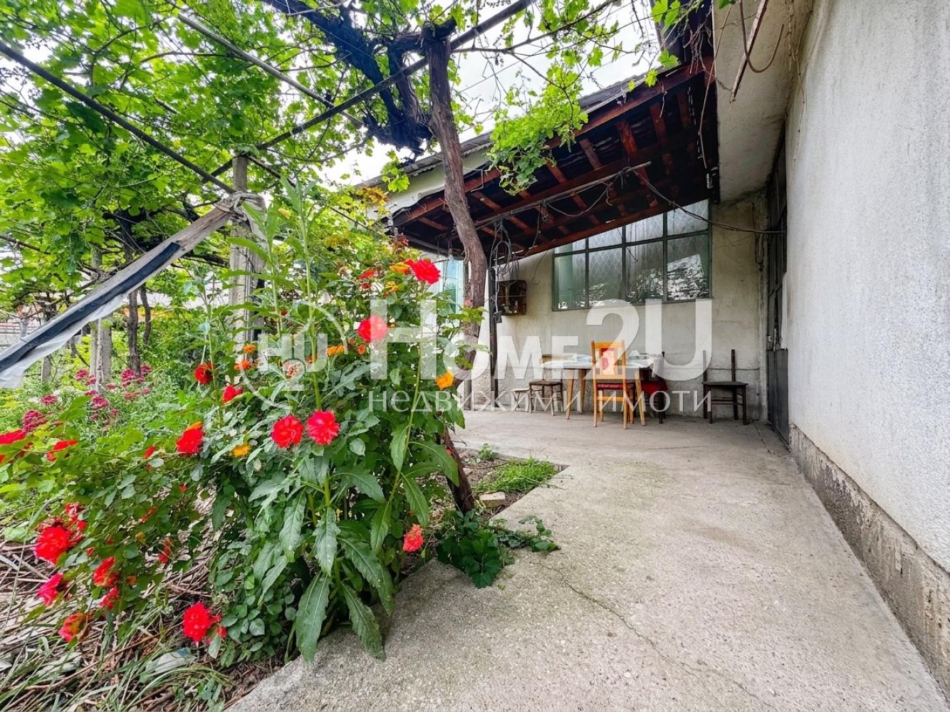 DETACHED HOUSE !!! OVER 1 DECAR YARD !!!