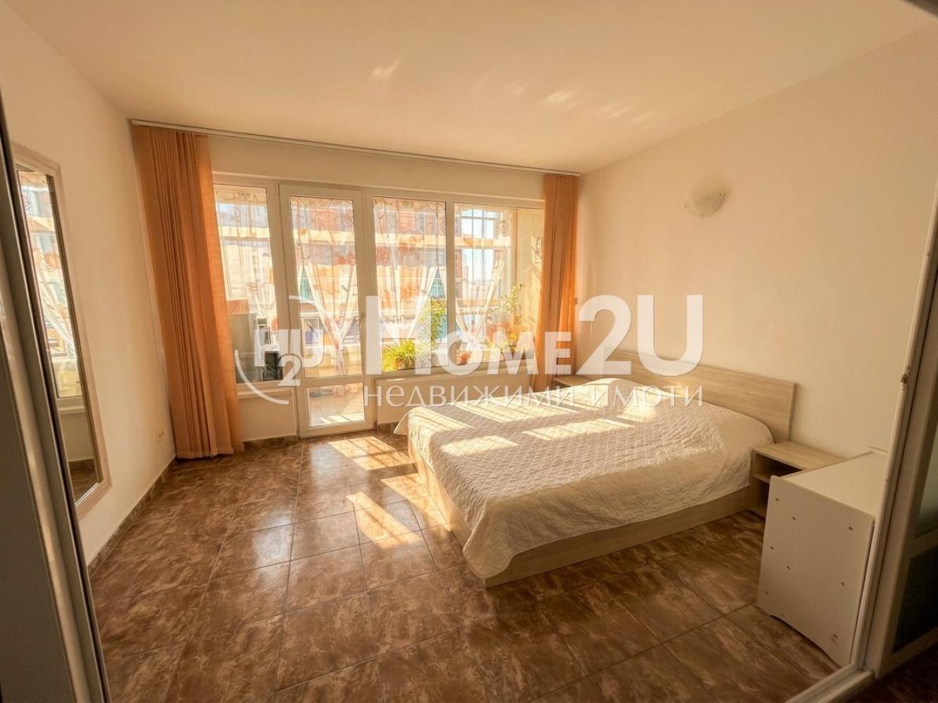 Large one-bedroom apartment, middle floor, ACT 16!