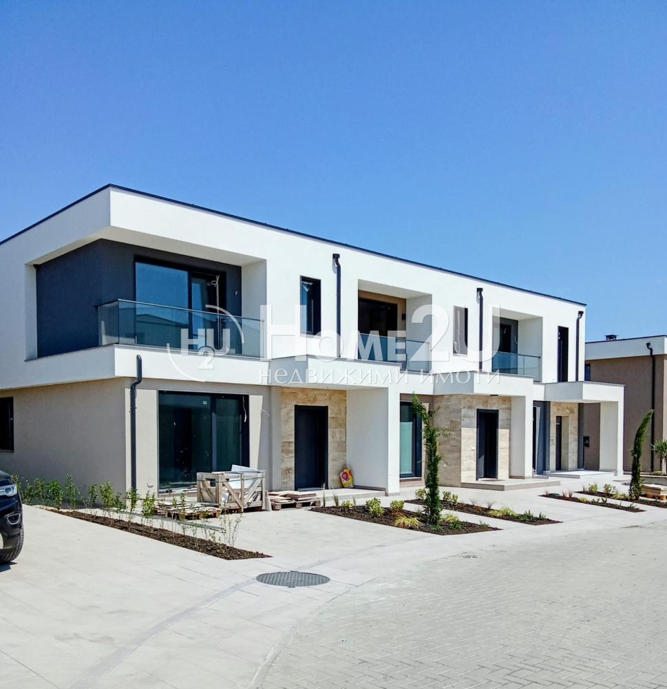 Two-storey 120 m² house with panoramic sea views!